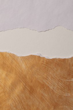 Altın, beyaz bej kağıt dalga, çerçeve duvarını yırttı. Soyut parlaklık dokusu kopyalama alanı yardım arkaplanı.