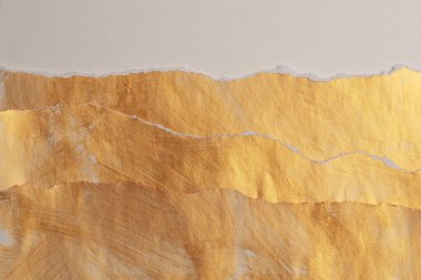 Altın, bronz ve bej rengi kağıt dalga, çerçeve boyama duvarını yırttı. Soyut parlaklık dokusu kopyalama alanı yardım arkaplanı.
