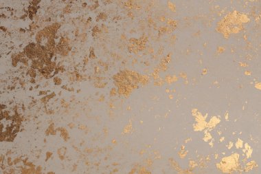 Kağıt desenli parlak lekeli duvar boyası. Soyut altın, bronz ve bej boyalı kopya arkaplanı.