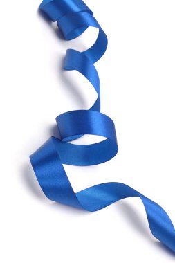 Beyaz arkaplanda açık gölgeli mavi renkli ipek kurdele.