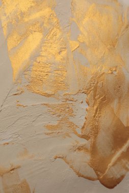 Sanat yağı ve akrilik leke bezi duvar boyası. Soyut tahıl dokusu bej, altın pastel boya lekesi fırça darbesi yardım dokusu arka planı