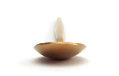 Altın bronz kaşığı beyaza yakın tut. Seçici yumuşak odak