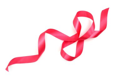 Beyaz arkaplanda açık gölgesi olan kırmızı pembe renkli ipek kurdele..