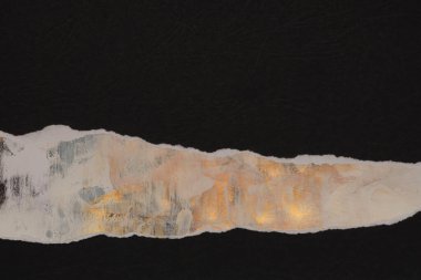 Yırtık, yırtık kağıt parçaları çatlak çerçeve sallıyor. Altın, bej, siyah kopya alanı dokusu arkaplanı.