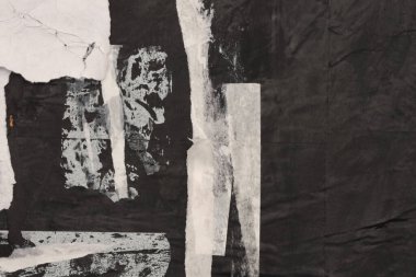 Yırtık, yırtık kağıt parçaları çatlak çerçeve sallıyor. Siyah ve beyaz grunge kopyalama alanı dokusu karton arkaplan.