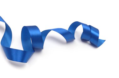 Beyaz arkaplanda açık gölgeli mavi renkli ipek kurdele.