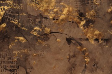 Siyah, bej, kahverengi, altın renginde grunge mürekkep boyası fırça darbesi boya lekesi. Islak bej kağıt arka planda soyut grunge lekesi.
