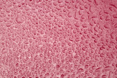 Bej rengi ıslak cam zemine kırmızı su damlıyor. Soyut doku deseni.