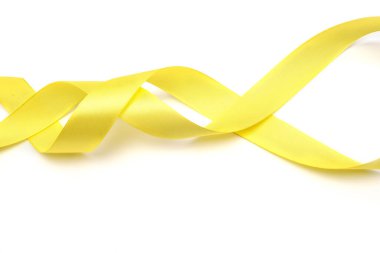Beyaz arkaplanda açık renk gölgesi olan sarı renkli ipek kurdele..