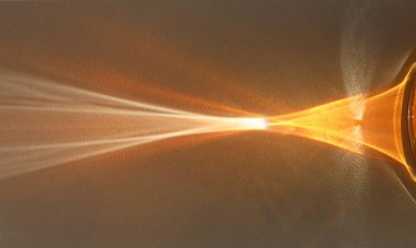 Yumuşak odaklı gri tanecikli kırılma ile bulanık doku duvarı. Işık ve gölge dumanı soyut arkaplan.