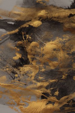 Siyah, altın renginde grunge mürekkebi fırça darbesi boya lekesi. Islak bej kağıt arka planda soyut grunge lekesi.