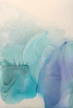 Duman Parıltısı desenli alkol mürekkebi, suluboya dalgası akış lekesi. Soyut gümüş rengi, bej arka planda mor mavi leke.