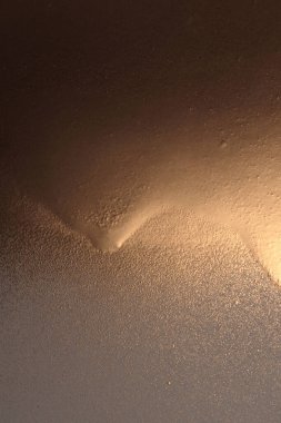 Parlak altın ve bronz parıltı renk akışı sıvı boya ışığı ve gölge tahıl arkaplan.