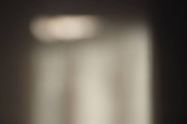 Yumuşak odaklı gri tahıl dokusu siyah ve beyaz kırılma duvarı. Işık ve gölge dumanı soyut kopyalama alanı arkaplanı. 