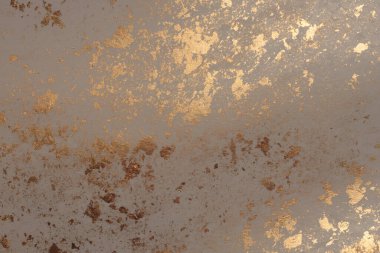 Kağıt desenli parlak lekeli duvar boyası. Soyut altın, bronz ve bej boyalı kopya arkaplanı.