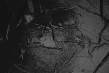 Boş buruşuk çatlak ıslak siyah kağıt boş tahıl dokusu kopya duvar arkaplanı.