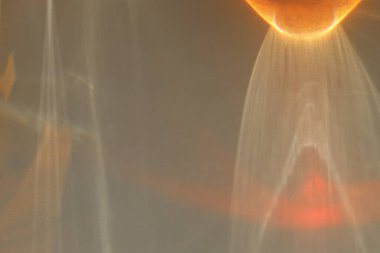 Yumuşak odaklı gri tanecikli kırılma ile bulanık doku duvarı. Işık ve gölge dumanı soyut arkaplan.