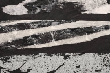 Yırtık, yırtık kağıt parçaları çatlak kolajı sallıyor. Siyah ve beyaz grunge kopyalama alanı doku arkaplanı.