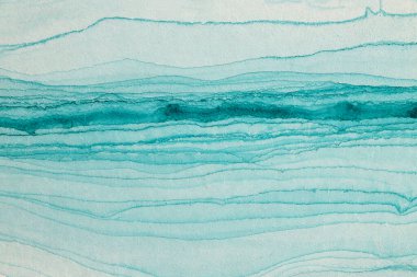 Mürekkepli suluboya el, ıslak tahıl kağıdı desenli arka planda duman dalgası dalgası dağ manzarası çizdi. Bej, mavi renkler.