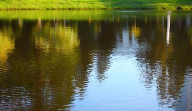 Soyut mavi, yeşil yansıma dalgası su manzarasını dalgalandırır. Seçici yumuşak odak doğal yatay arkaplan.