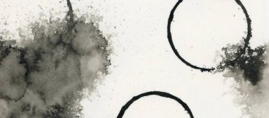 Kara grunge mürekkep fırçası fırçası darbesi lekeli çember damla lekesi. Islak bej kağıt arka planında soyut kontrast kirli leke.