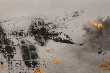 Altın, gri, siyah grunge mürekkebi fırça darbesi boya lekesi. Islak el işi kağıt arka planında soyut grunge lekesi.