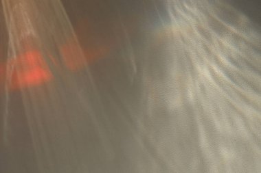 Yumuşak odaklı gri tanecikli kırılma ile bulanık doku duvarı. Işık ve gölge dumanı soyut gradyan arkaplan.