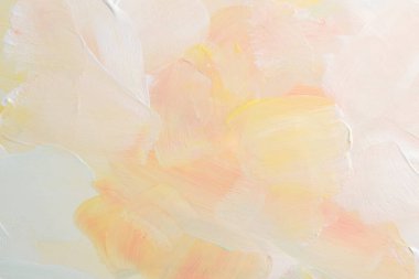 Resimli suluboya, akrilik lekeli bez boya duvarı. Soyut doku bej, sarı, pembe pastel boya lekesi fırça darbesi destek dokusu arka plan.