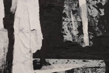 Yırtık, yırtık kağıt parçaları çatlak kolajı sallıyor. Siyah ve beyaz grunge kopyalama alanı doku arkaplanı.