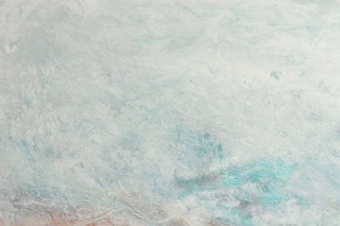 Sanatsal el, akrilik fırça darbesi lekeli, parçalanmış duvar boyası. Soyut rahatlama dokusu bej, beyaz pastel renk lekesi nötr arkaplan.