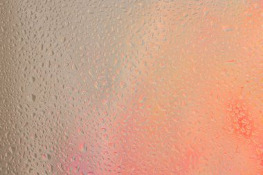 Duman, cam ıslak su damlalarına odaklanıyor. Soyut neon pembe, bej gradyan suluboya arka plan bulanıklığı.