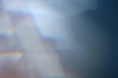 Yumuşak odaklı mavi gökkuşağı bulanık doku duvarı prizma kırılması ile. Işık ve gölge dumanı soyut gradyan yansıma ışınları arka planı.