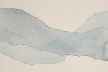 Mürekkep, suluboya, dökülen akış lekesi, dalga boyaları, lekeler. Islak tuval kağıt doku arka planında mavi bej kurdele.