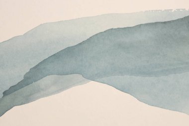 Mürekkepli suluboya el, duman akışı dalgası boyama çizgisi çizdi. Islak tahıl bezi kağıt kaplama arka planında dağ manzarası. Bej, mavi nötr renkler.