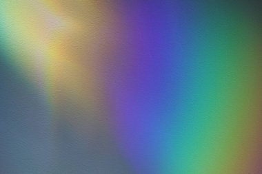 Yumuşak odaklı gökkuşağı neon gürültüsü tahıl bulanık doku yansıtma prizması duvarı. Işık ve gölge dumanı soyut değişim ışınları arka planı.