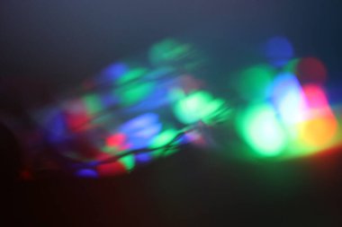 Sis Soyut Bulanık yumuşak odaklı yanıp sönen ışık arka planı. Işık ve gölge gökkuşağı ışınları kırılması.