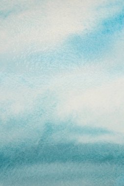 Mürekkepli suluboya el, duman akışı bulanık bulut lekesini ıslak kağıt yaprak dokusu arka planına boyamış. Mavi, bej rengi.