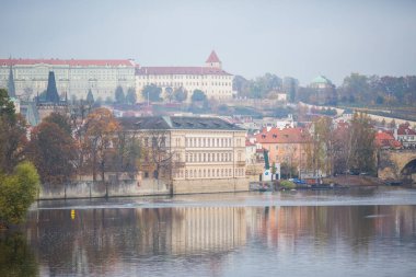 Günaydın Prag şehri. Kıyıdan görünüm