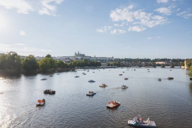 Prag eski kasaba ve nehir vltava, Avrupa Cumhuriyeti. Duvar kağıdı. Soyut arkaplan, nehir ve köprü manzarası