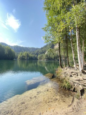 Dağlardaki güzel göl manzarası