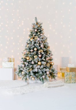 Yılbaşı hediyesi olan beyaz noel ağacı.