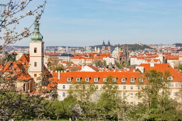 Şatosu olan eski Prag kasabası.