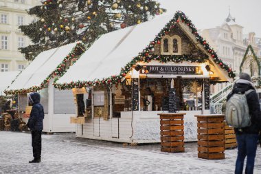 Çek Cumhuriyeti Prag 'da Noel süslemeli sıcak içeceklerle ve Noel ağacıyla dolu bir pazar evi. Geleneksel Noel pazarı