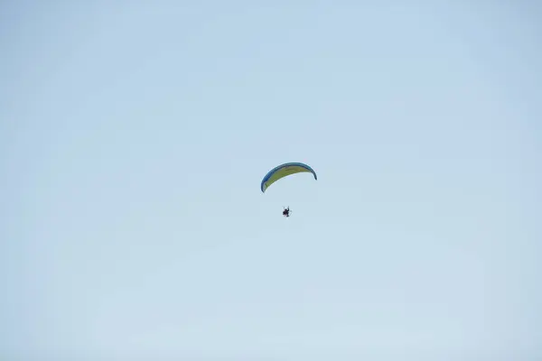 Gökyüzündeki paraglider