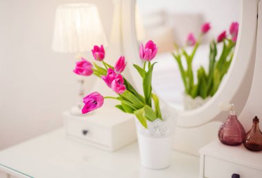 Vazoda taze bahar laleleri..