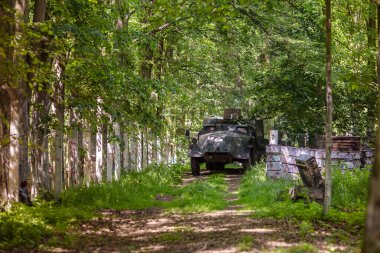 Ormanda askeri araç