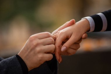 Genç kadın ve erkeğin ellerini birbirine yaklaştırın.