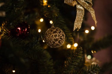 Işıklı ve süslü Noel ağacı