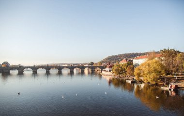 Prag, Czech Cumhuriyeti, Vltava nehrinin güzel sonbahar manzarası