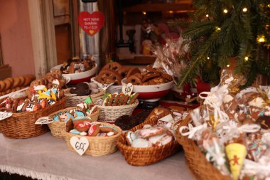 Piyasada Noel kurabiyeleri süslemesi